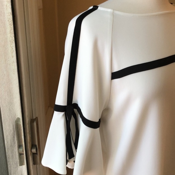 Calvin Klein Cream & Black Blouse Size Medium in Like New Condition - Picture 2 of 6